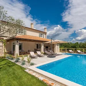 Villa Villa-osmium, Smoljanci